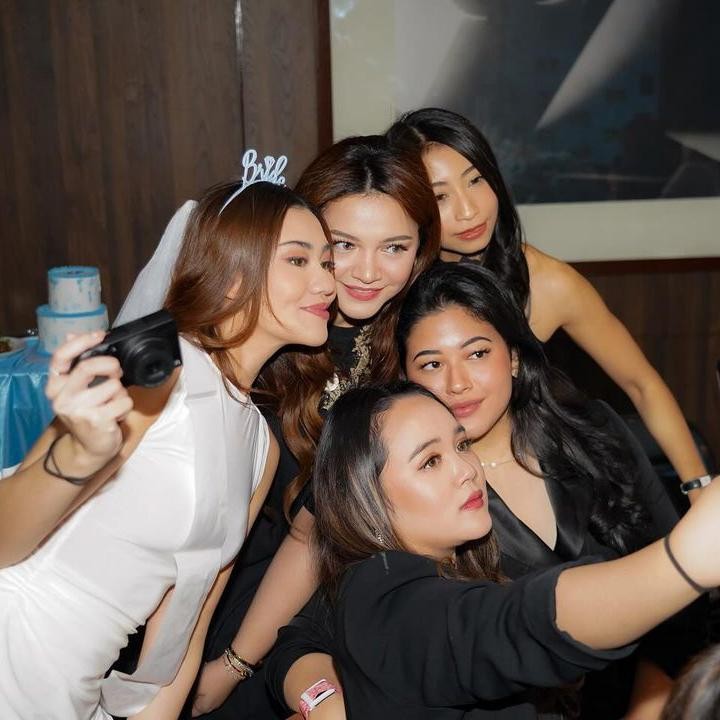 <p>Banyak netizen yang memuji kecantik Aaliyah nih, Bunda. "<em>MasyaAllah</em> gemas banget," ungkap seorang netizen dengan emotikon hati. "Kamu cantik banget, <em>MasyaAllah</em>." puji netizen lainnya. (Foto: Instagram: @aaliyah.massaid)</p>