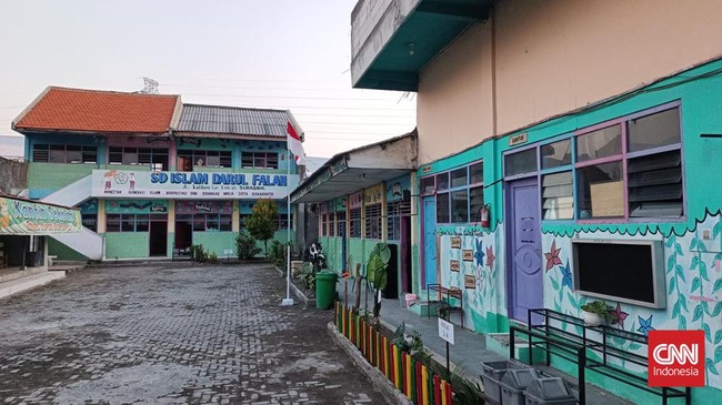 SD Islam Darul Falah Surabaya meliburkan hari pertama sekolah menyusul kecelakaan maut rombongan guru di jalur Tol Boyolali.