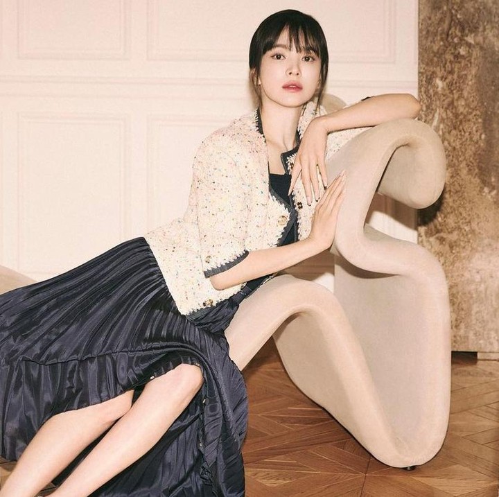 <p>Selanjutnya ada gaun berbahan satin warna dongker yang begitu elegan dikenakan Song Hye Kyo. Bunda bisa jadikan outfit ini sebagai inspirasi busana pesta nanti. Tak ketinggalan rosee fur cardigan yang makin mempercantik tampilan. (Foto: Instagram@kyo1122)</p>