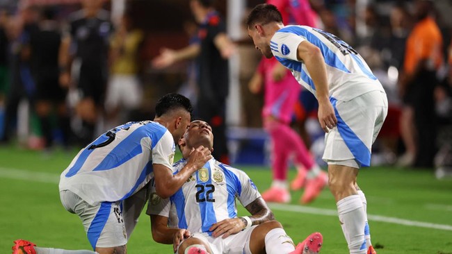 Argentina juara Copa America 2024 usai kalahkan Kolombia lewat extra time di final. Lautaro Martinez jadi pahlawan saat Messi harus keluar karena cedera.