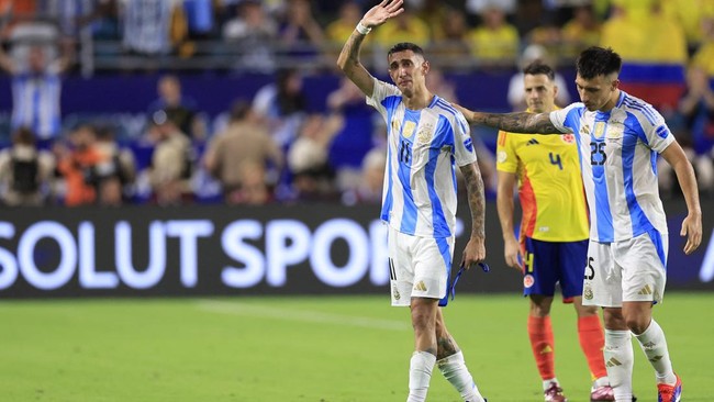 Pemain Argentina menangis usai menang dramatis atas Kolombia lewat extra time di final Copa America 2024, Senin (15/7).
