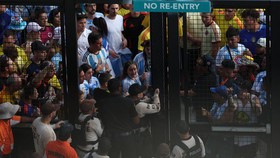 FOTO: Chaos Penonton Buat Kick Off Argentina vs Kolombia Ditunda 1 Jam