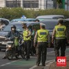 Petugas kepolisian melakukan sosialisasi Operasi Patuh Jaya 2024 di Kawasan Jalan Letjen S. Parman, Jakarta Barat, Senin (15/7/2024). (CNN Indonesia/Adi Ibrahim)
