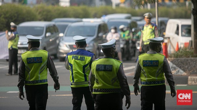 Puluhan Motor Sport Tanpa Pelat Terjaring Razia di HI hingga Senayan Polisi menindak puluhan motor sport atau kendaraan dengan kapasitas mesin besar yang kedapatan tidak menggunakan pelat nomor.