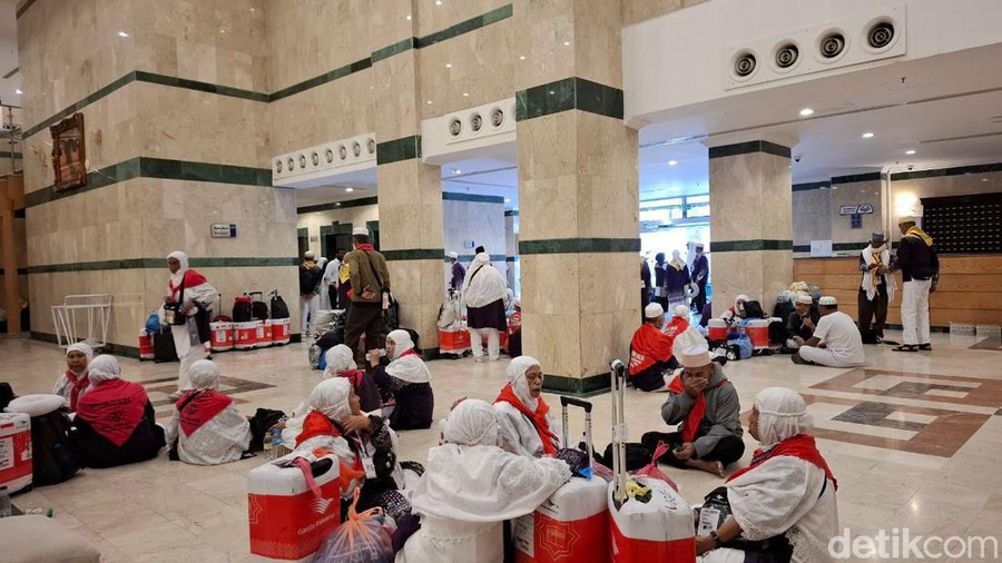 Suasana Jemaah UPG-31 Embarkasi Makassar saat kembali ke hotel&comma; Senin &lpar;15&sol;7&sol;2024&rpar;&period;