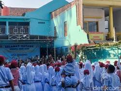Melihat Keseruan Bocah-bocah SD di Cimahi Saat Hari Pertama Sekolah