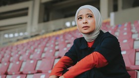 Tantri Kotak Jatuh dari Panggung 2 Meter Usai Ditarik Penonton