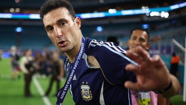 Scaloni 'Malas' Ladeni Ocehan Raphinha Pelatih Argentina Lionel Scaloni ogah meladeni ocehan penyerang Brasil, Raphinha, yang ingin mengalahkan La Albiceleste saat kedua tim bentrok, Rabu (26/3).