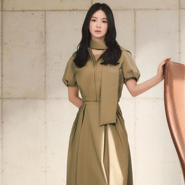 <p>Untuk gaya <em>smart-casual</em> yang santai, Bunda bisa memadukan shirt dress dengan syal berwarna <em>olive green</em> seperti Song Hye Kyo di potret ini. Pilihan gaun ini cocok untuk dijadikan inspirasi mudah saat ingin datang ke pesta, Bunda. (Foto: Instagram @kyo1122)</p>