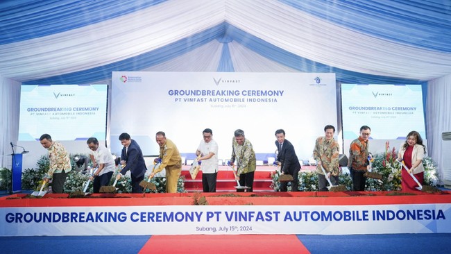Produsen mobil asal Vietnam, Vinfast menunjukkan komitmennya di Indonesia dengan memulai pembangunan pabrik mobil listrik di Subang, Jawa Barat, Senin (15/7).