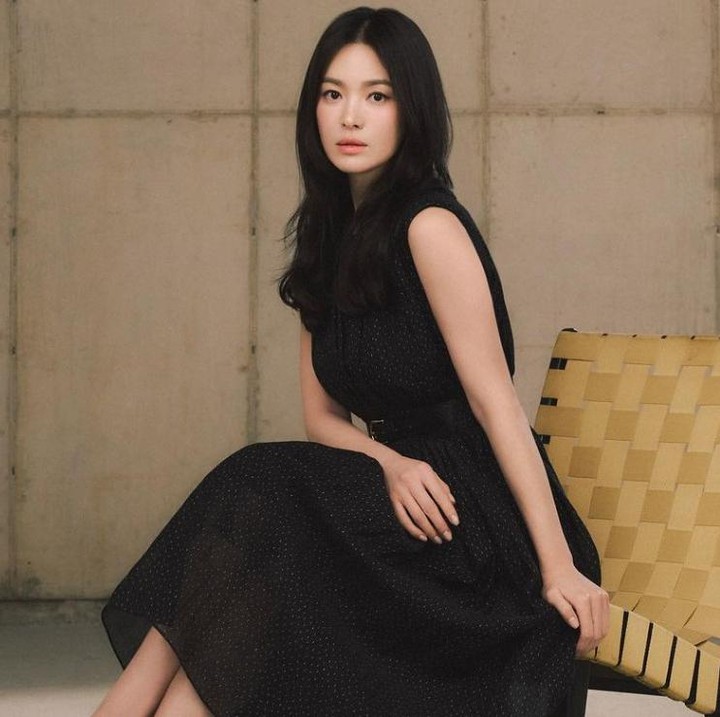 <p>Warna hitam juga bisa dijadikan pilihan warna gaun pesta, lho Bunda. Seperti <em>a-line dress</em> yang dikenakan bintang <em>The Glory</em> kali ini. Tambahkan tas party purse berwarna silver untuk menambah nilai elegan Bunda saat datang ke pesta.(Foto: Instagram@kyo1122)</p>