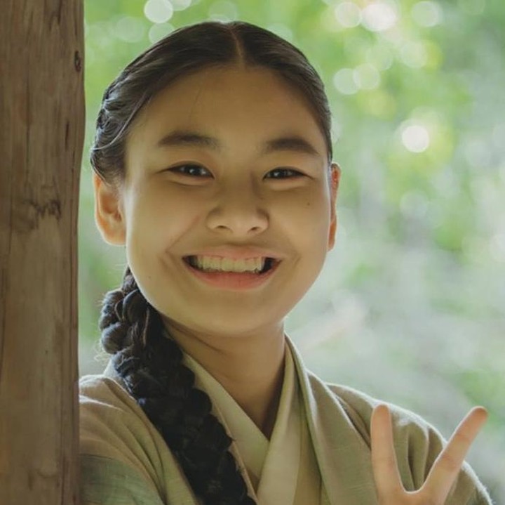 <p>Aktris kelahiran tahun 2006 ini terus berkembang dalam berlakon. Ia sukses menampilkan bakat akting dalam berbagai peran. Seperti di <em>Poong, the Joseon Psychiatrist</em>, Soo Ahn tampil ciamik dalam drama sejarah-komedi yang penuh keseruan. (Foto: Blossom Ent)</p>