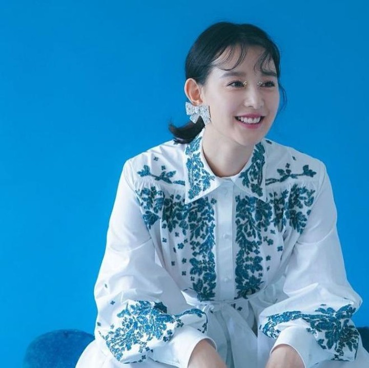 <p>Apabila Bunda berambut pendek dan bosan dengan gaya rambut yang itu-itu saja, coba kreasikan dengan gaya Kim Ji Won satu ini. Buatlah beberapa helai poni menjadi bentuk yang bergelombang dan sisa rambut yang diikat ke belakang. (Foto: Instagram @geewonii)</p>
