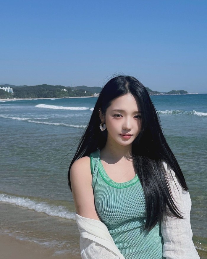 Center fromis_9 yakni Jisun sudah lama berkecimpung dalam dunia ASMR sejak akhir 2018. Selama lima tahun, idol K-Pop yang lahir bulan November ini telah menemani penonton setianya melewati setiap musim dan saat pandemi. / Foto: instagram.com/rosieline_