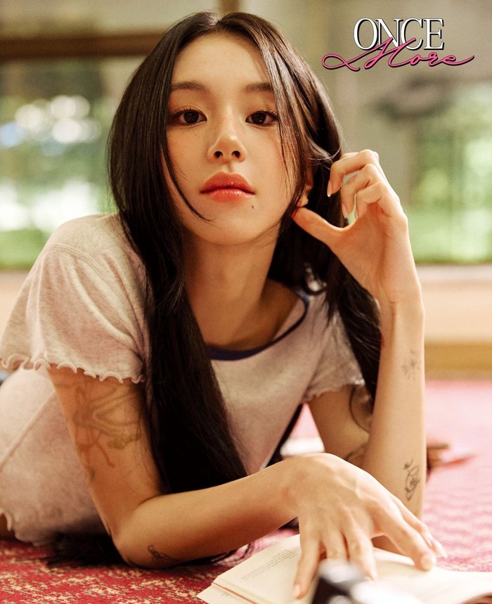 Chaeyoung TWICE siap berikan kejutan pada para penggemarnya dengan merilis sederet potret-potret memesonanya dalam berbagai konsep menarik melalui photobook yang digarap bersama majalah Esquire Korea, Beauties./ Foto: instagram.com/esquire.korea