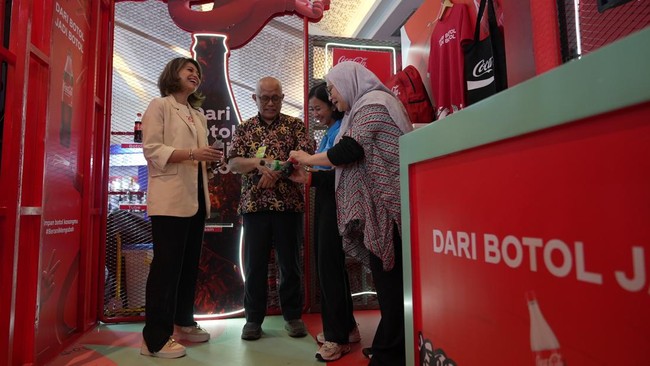 Coca-Cola menghadirkan booth Dari Botol Jadi Botol di Jakarta Fair Kemayoran (JFK) 2024, pengunjung dapat menikmati keseruan sembari belajar tentang daur ulang.