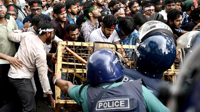 Ratusan warga Bangladesh terluka imbas bentrok antar mahasiswa pada Senin (15/7).
