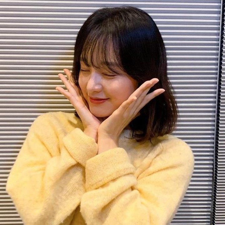 <p>Di tahun 2020 lalu, Kim Ji Won memiliki potongan rambut pendek bob yang menggemaskan. Ditambah dengan poni, aktris ini terlihat makin manis. Bunda bisa pilih gaya satu ini bila ingin potongan yang simpel namun tetap cantik (Foto: Instagram @geewonii)</p>