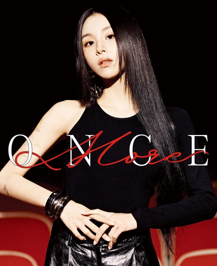 Esquire Korea memilih potret terbaik Chaeyoung dalam penggarapan photobook untuk dijadikan sampul, salah satunya adalah potret menawan sang idol dalam pakaian serba hitam yang memancarkan kecantikan berserinya./ Foto: instagram.com/esquire.korea