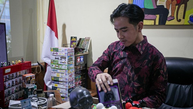 Gibran Rakabuming putra Jokowi mengemasi barang-barang di kantornya seperti action figur usai mengundurkan diri sebagai Wali Kota Solo.