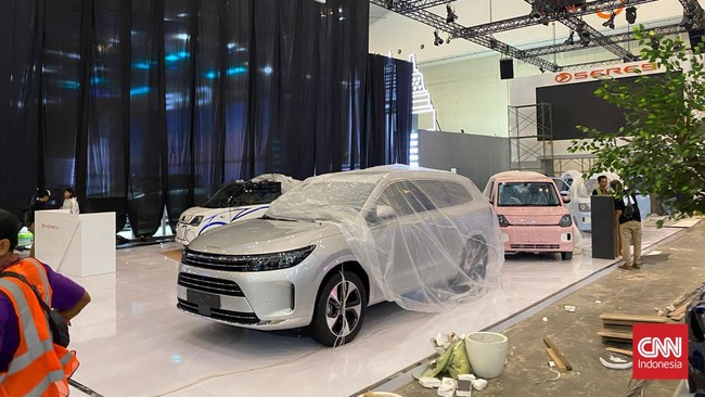 Berbagai model mobil baru sudah terlihat di lokasi GIIAS 2024 saat proses persiapan pameran masih berjalan.