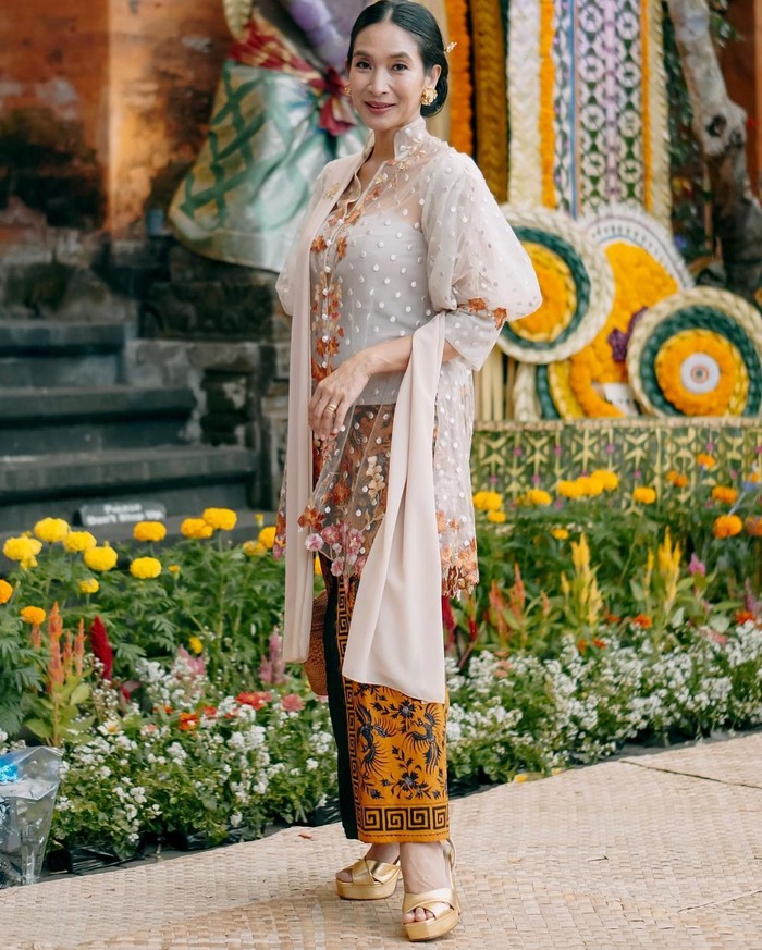7 Selebriti Indonesia Hobi Pakai Kebaya, Ada Idolamu?
