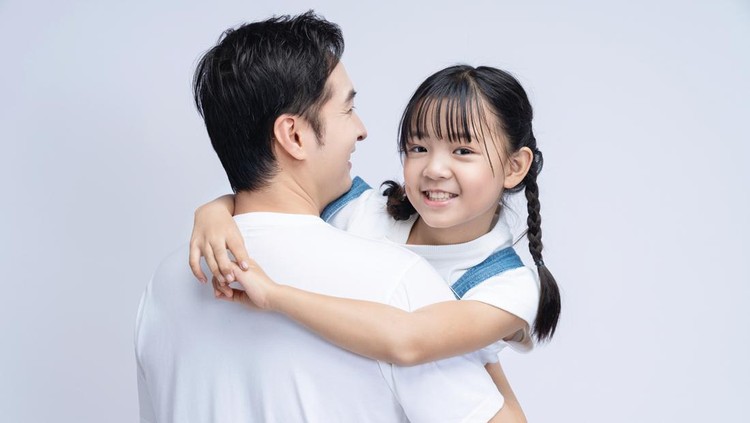 Ilustrasi Ayah Memeluk Anak Perempuannya