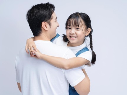 Sampai Kapan Ayah Boleh Memeluk Anak Perempuannya? Ini Kata Praktisi Psikologi