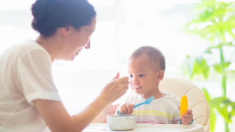 Ilustrasi Bayi Makan Makanan yang Digoreng