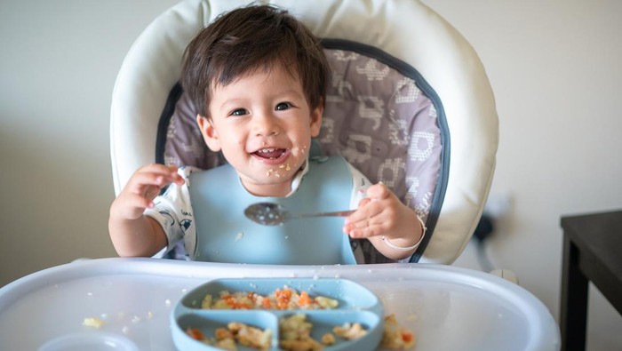 Ilustrasi Bayi Makan Makanan yang Digoreng