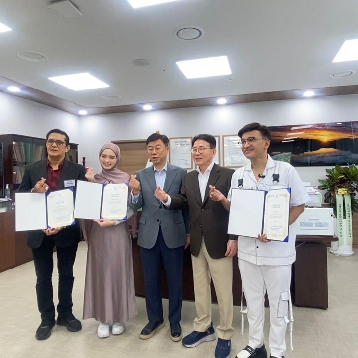 <p>Inara ternyata tidak sendiri, Bunda tiga anak ini juga membagikan momen bersama Ruben Onsu saat menerima penghargaan dari Wali Kota Seongam, Shin Sang-jin. (Foto: Instagram@mommy_starla)</p>
