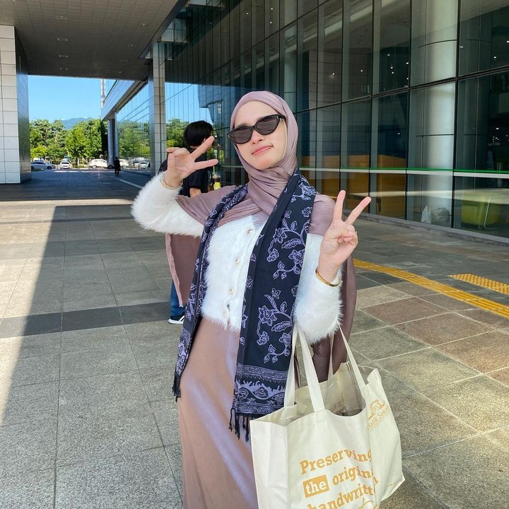 <p>Nama Inara Rusli tampaknya tak pernah lepas dari sorot publik. Belum lama ini, Inara terlihat mengunjungi Korea Selatan. Bukan hanya liburan, kedatangannya itu ternyata juga untuk menyuarakan kampanye anti <em>bullying</em> dan ujaran kebencian. (Foto: Instagram@mommy_starla)</p>