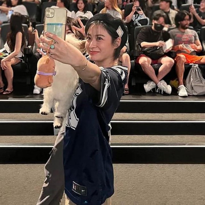 <p>Ini dia potret yang terkini, Kim Soo Ahn sedang mempromosikan film terbarunya yang berjudul <em>The Project Silence</em>. Aktris ini tampil begitu <em>stylish</em> dan manis dengan potongan rambut pendek beserta topi baretnya, Bunda. (Foto: Instagram @cjenmmovie)</p>
