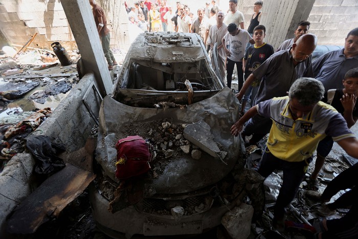 Palestinians inspect a house hit in an Israeli strike, amid the Israel-Hamas conflict, in Deir Al-Balah in the central Gaza Strip, July 15, 2024. REUTERS/Ramadan Abed