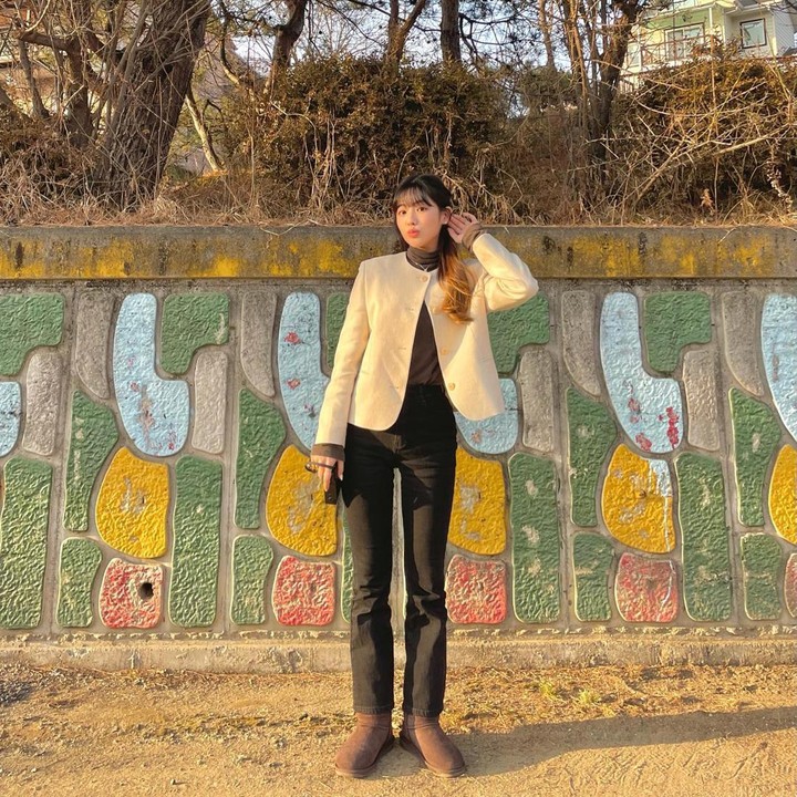 <p>Tampil lebih <em>chic</em> dengan nuansa musim gugur, Jo A Ram memadukan <em>cardigan</em> warna <em>beige</em> dengan celana jins dan<em> turtleneck shirt.</em> (Foto: Instagram @i_joaram)</p>