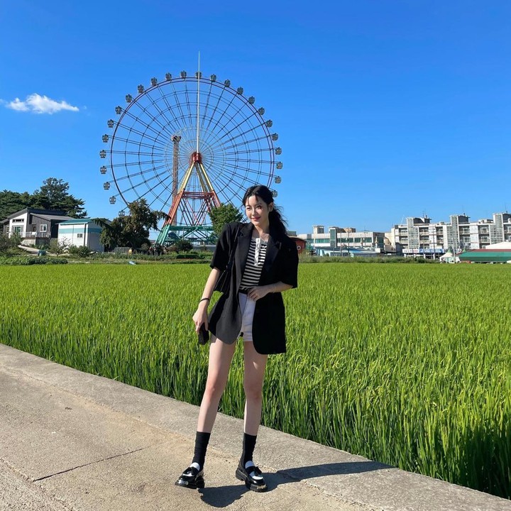 <p>Blazer juga bisa dikreasikan menjadi gaya busana kasual. Jo A Ram memakai blazer lengan pendek dengan kaus bermotif <em>stripes</em> dan celana pendek polos. (Foto: Instagram @i_joaram)</p>