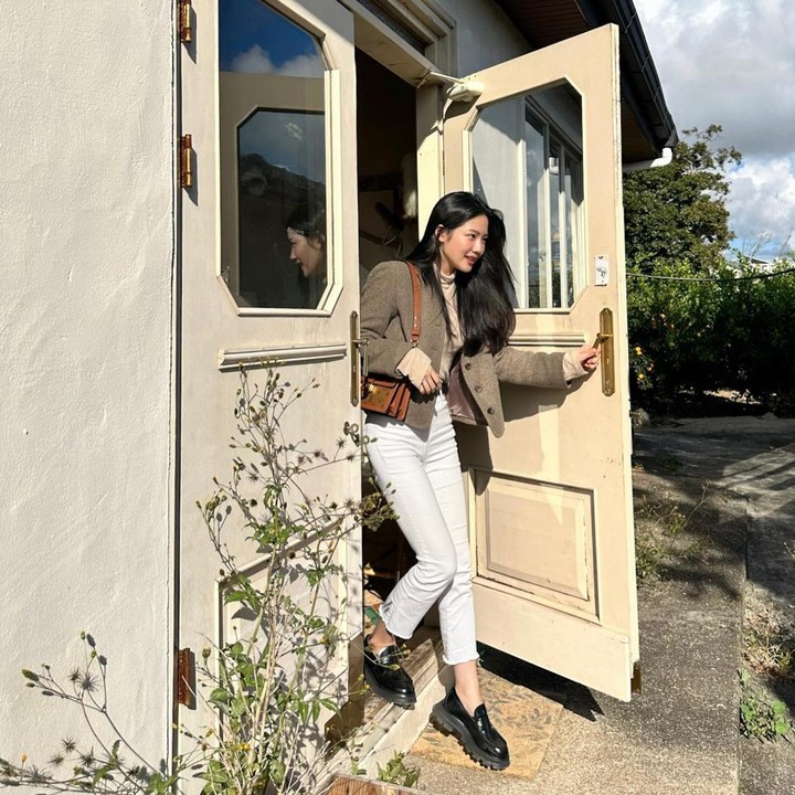 <p>Jo A Ram juga punya inspirasi gaya busana modis dengan blazer. Aktris yang juga dikenal dengan nama Hyeyeon ini memadukan outer tersebut dengan celana <em>jegging</em> dan <em>turtleneck shirt.</em> Ia kemudian memilih <em>platform shoes</em> berwarna hitam. (Foto: Instagram @i_joaram)</p>