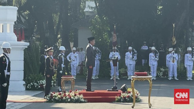 Presiden Jokowi melantik 906 capaja sebagai perwira TNI dan Polri dalam upcara Prasetya Perwira (Praspa) TNI dan Polri 2024 di Istana Merdeka, Selasa (16/7).