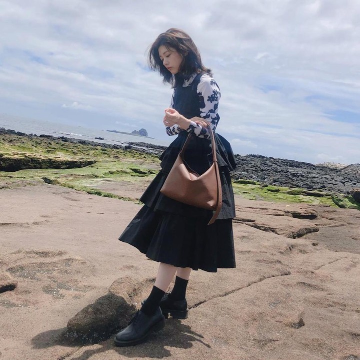 <p>Jung So Min terlihat manis ketika mengenakan <em>overall</em> dengan rok beraksen tumpuk. Ia memadukannya bersama <em>inner</em> yang memiliki motif <em>floral.</em> (Foto: Instagram @somin_jj)</p>