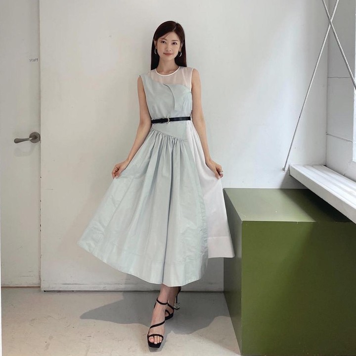 <p>Jung So Min kerap mencuri perhatian lewat aktingnya di drama Korea. Penampilannya di kehidupan sehari-hari juga sering menuai pujian. Aktris 35 tahun ini banyak menampilkan berbagai gaya busana modis. Intip saja potretnya yang elegan dengan <em>A-line dress</em> yang dipakai bersama <em>belt</em> tipis. (Foto: Instagram @somin_jj)</p>