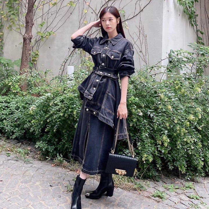 <p>Tak kalah menarik, ia menerapkan gaya <em>denim on denim</em> dengan perpaduan <em>cape blazer</em> serta <em>midi skirt.</em> Ia kemudian memakai <em>ankle boots</em> berwarna hitam yang senada dengan <em>outfit</em>-nya. (Foto: Instagram @somin_jj)</p>