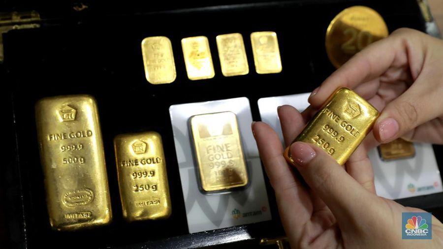 Karyawati menunjukkan emas PT Aneka Tambang Tbk. (Antam) di salah satu gallery penjualan emas di Jakarta, Selasa (16/7/2024). (CNBC Indonesia/Muhammad Sabki)