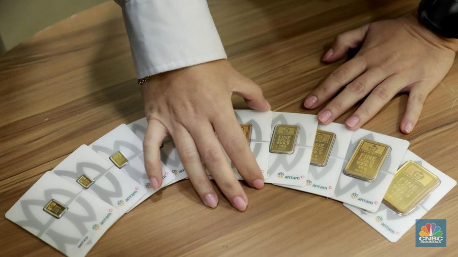 Karyawati menunjukkan emas PT Aneka Tambang Tbk. (Antam) di salah satu gallery penjualan emas di Jakarta, Selasa (16/7/2024). (CNBC Indonesia/Muhammad Sabki)