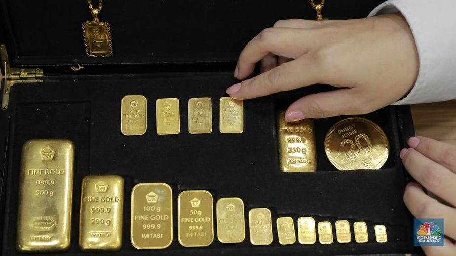 Karyawati menunjukkan emas PT Aneka Tambang Tbk. (Antam) di salah satu gallery penjualan emas di Jakarta, Selasa (16/7/2024). (CNBC Indonesia/Muhammad Sabki)