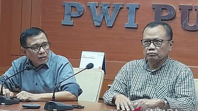 Jurnalis Senior Hendry Ch Bangun Menentang Pemberhentian dari PWI