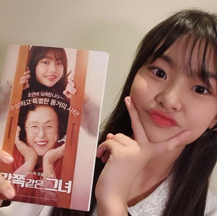 <p>Kim Soo Ahn adalah salah satu aktris cilik Korea Selatan yang sudah memulai debut aktingnya sejak usia 5 tahun. Namanya mulai dikenal di saat ia berperan sebagai anak tunggal Gong Yoo di film <em>Train to Busan</em> tahun 2016 lalu. (Foto: Blossom Ent)</p>