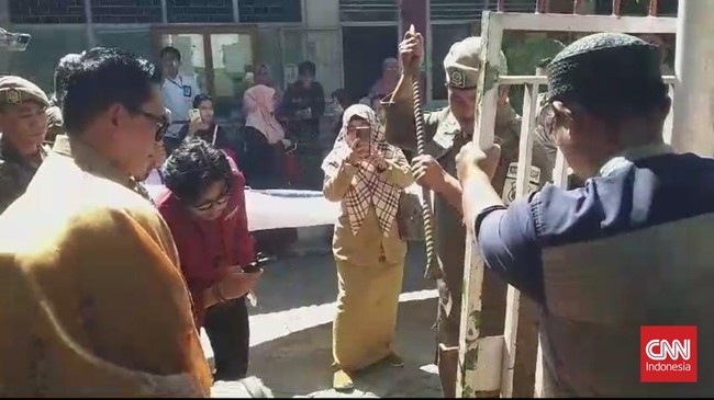 Penyegelan SD itu dilakukan lantaran ahli waris bersengketa selama tujuh tahun dengan Pemerintah Kota Makassar soal status lahan sekolah itu.