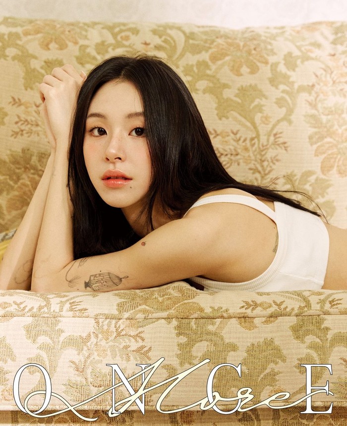 Konsep pertama dari photobook bertajuk 'Once More' ini Chaeyoung analogikan dengan suasana lagu dalam LP Clairo yang dominan memiliki nuansa tenang dan damai sebagaimana diungkapkannya dalam sesi wawancara./ Foto: instagram.com/esquire.korea