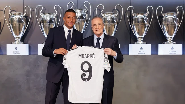Kylian Mbappe resmi menjadi pemain Real Madrid setelah tanda tangan kontrak jangka panjang pada Selasa (16/7).