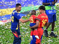 Soccer Football - Euro 2024 - Final - Spain v England - Berlin Olympiastadion, Berlin, Germany - July 14, 2024 Spain's Lamine Yamal with his father Mounir Nasraoui and his brother as they celebrate after winning Euro 2024 REUTERS/Angelika Warmuth